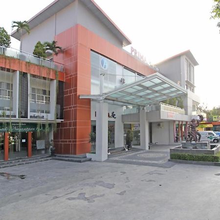 Reddoorz Premium Near Sleman City Hall Джокьякарта Экстерьер фото