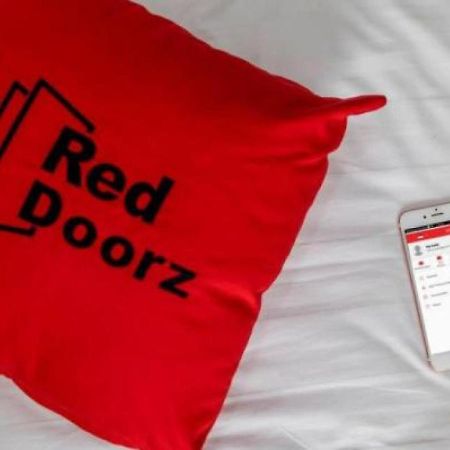 Reddoorz Premium Near Sleman City Hall Джокьякарта Экстерьер фото