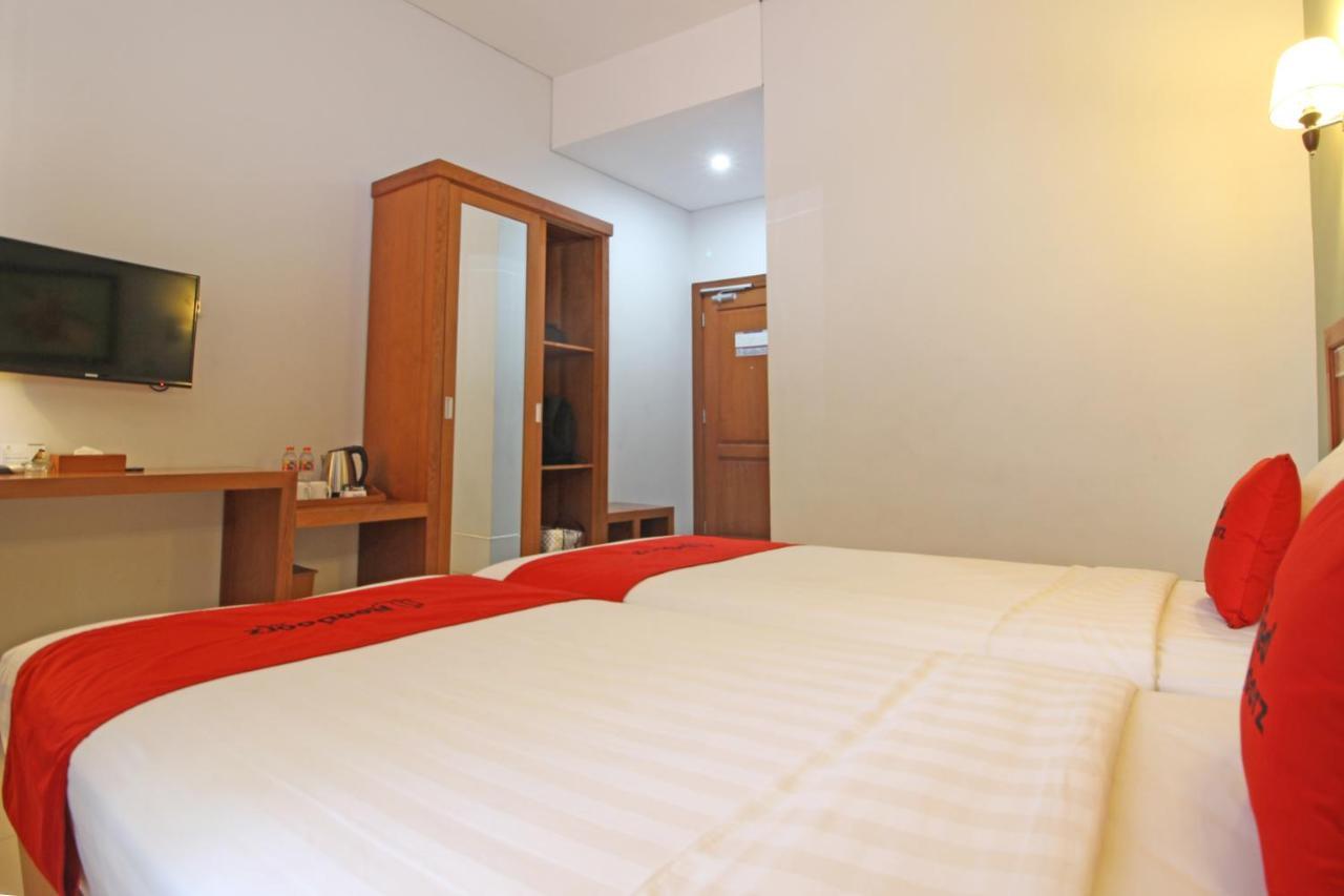 Reddoorz Premium Near Sleman City Hall Джокьякарта Экстерьер фото