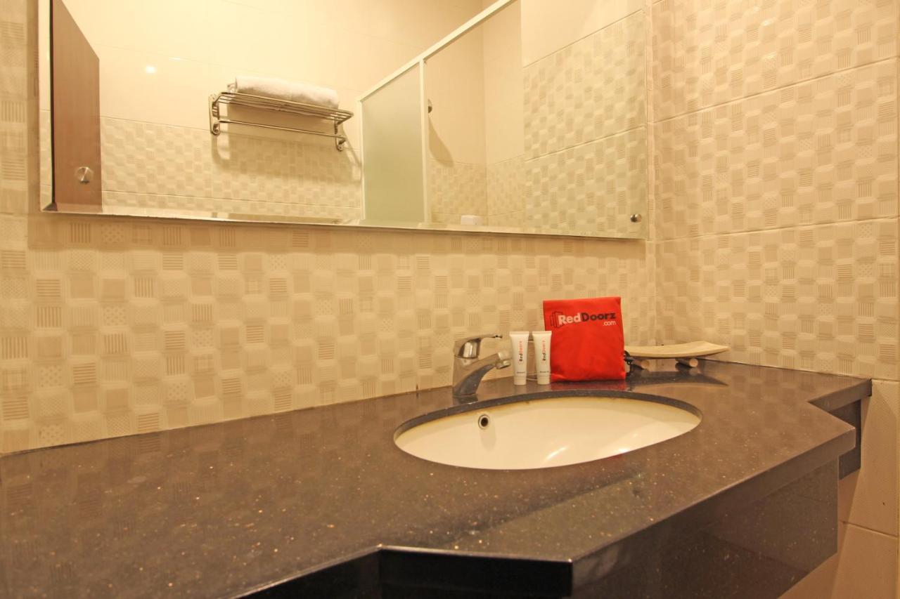Reddoorz Premium Near Sleman City Hall Джокьякарта Экстерьер фото