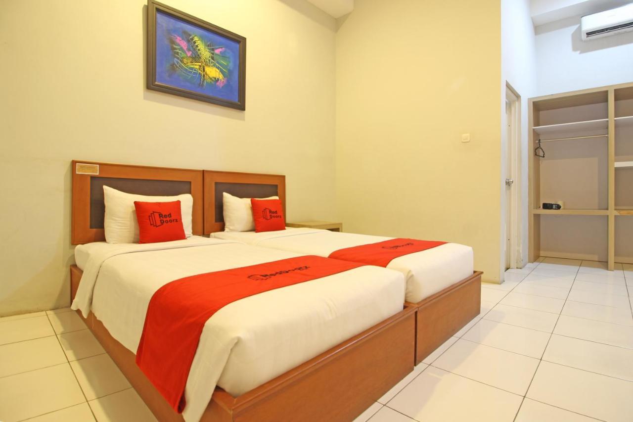 Reddoorz Premium Near Sleman City Hall Джокьякарта Экстерьер фото
