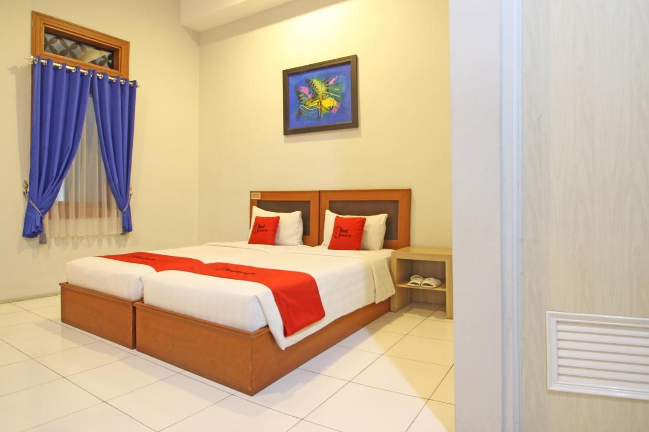 Reddoorz Premium Near Sleman City Hall Джокьякарта Экстерьер фото
