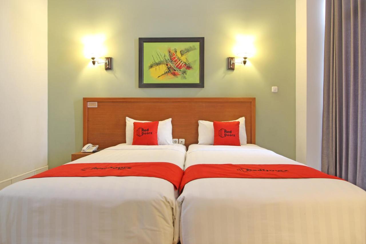 Reddoorz Premium Near Sleman City Hall Джокьякарта Экстерьер фото