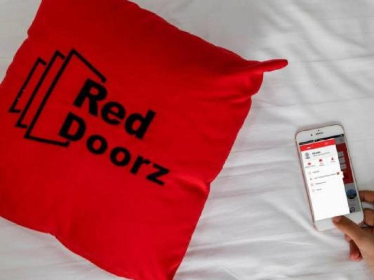 Reddoorz Premium Near Sleman City Hall Джокьякарта Экстерьер фото